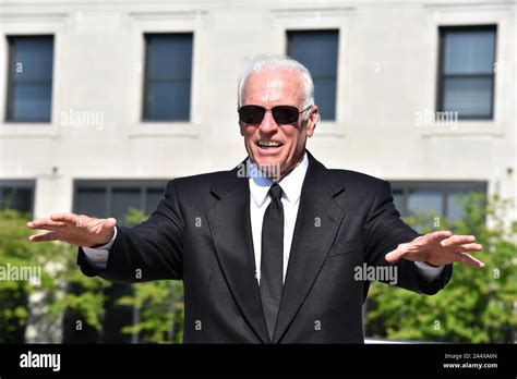 Politician Portrait 的图像结果