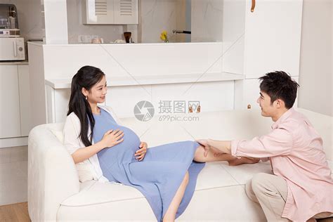 丈夫给怀孕的妻子按摩身体高清图片下载-正版图片506949042-摄图网