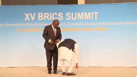 BRICS Summit: पीएम मोदी ने फोटो खिंचवाने से पहले उठाया जमीन पर गिरा ...