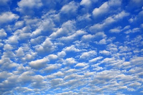 Puffy clouds on blue sky background | Premium Photo