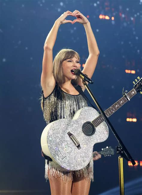 Taylor Swift Is Back on Stage! Gorgeous Photos from Her First Concert ...