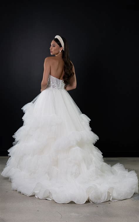 Captivating Strapless Ballgown Bridal Gown featuring Tiered Tulle Skirt