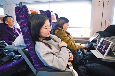 女性乘坐高铁高清图片下载-正版图片501426527-摄图网