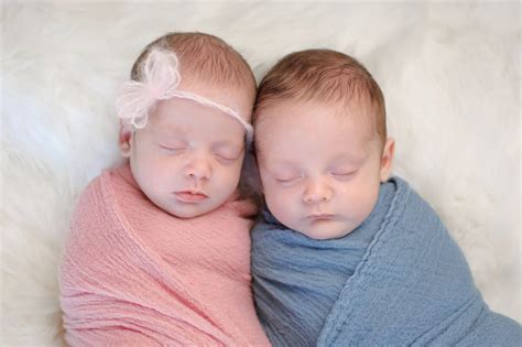 双胞胎 婴儿图片_双胞胎 婴儿图片下载_正版高清图片库-Veer图库