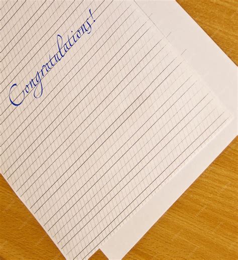 Gratulacje słowne są pisane piórem atramentowym na białej kartce ...