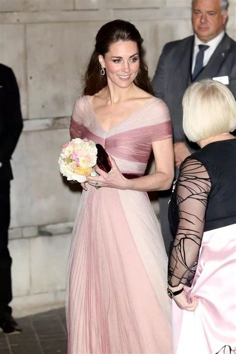 凯特王妃2018引领时尚的10个精彩瞬间 优雅高贵中透出丝丝|凯特王妃|解语花|穿着_新浪新闻
