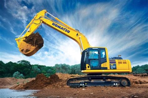 Komatsu vs CAT Excavators: Which One Is Best for Indian Sites?
