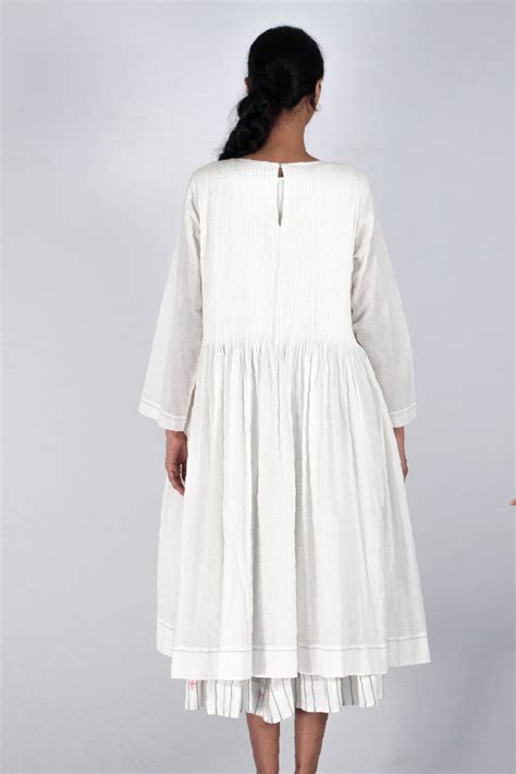 Barringtonia | White Handwoven Muslin Pleated dress – Karnam