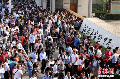 【图集】直击郑州中考第一天 10万余名考生书写人生第一张重要答卷--中招直通车