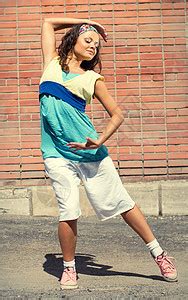 美丽的少女女孩在跳嘻哈舞快乐活力自由说唱街道青少年舞蹈家成人女士特技高清图片下载-正版图片321583732-摄图网