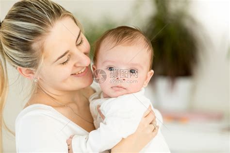 美丽的快乐母亲肖像拥抱她3个月大的婴儿男孩高清图片下载-正版图片304212590-摄图网