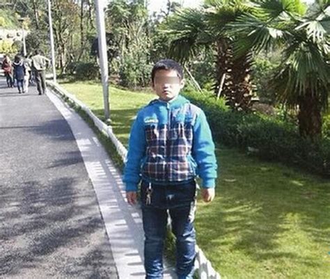 重庆13岁男生开学日清晨小区坠亡，警方：系自杀，原因在查