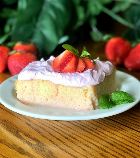Strawberries and cream baileys poke cake – Artofit