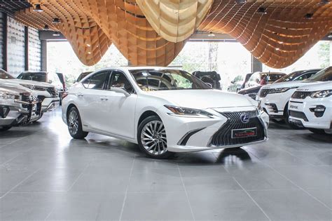 Buy Used Lexus ES 300-h: Luxury Sedan