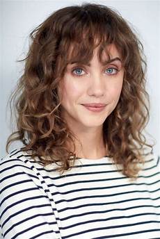 Wavy Medium Hairstyles With Bangs by 30 Versatile Haircuts For Medium Length Hairs Wavy Medium Hairstyles With Bangs