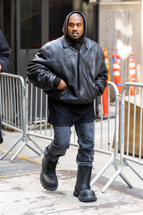 Kanye West hat sich mit diesen riesigen Balenciaga-Stiefeln selbst ...