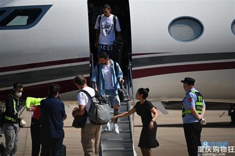 梅西乘私人飞机抵达北京 德保罗同机抵达寸步不离|莱昂内尔·梅西|德保罗|北京_新浪新闻