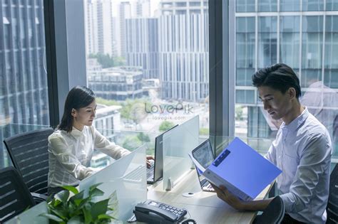 Business People at Work 的图像结果
