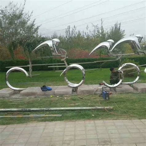 不锈钢骑车景观雕塑-宏通雕塑