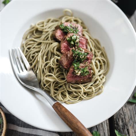 Edamame Spaghetti mit Rindfleisch Chimichurri - JUST TASTE