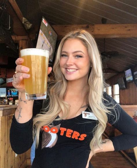 Hooters Waitress Wage | How Much Does Hooters Pay per Hour in 2025? – MQIY