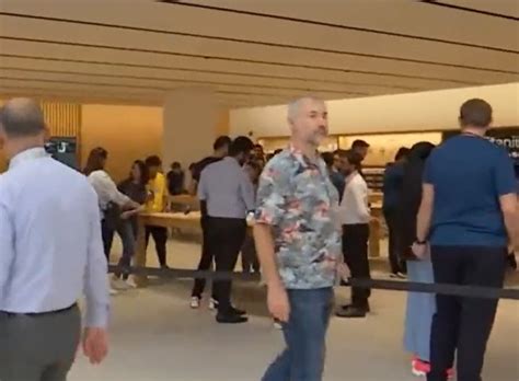 Apple iPhone 15 Series First Sale: Long Queues of People Outside Delhi ...