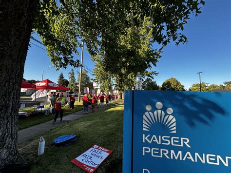 Kaiser Permanente nurses rally in Longview after strike vote