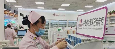 女在药房拿着药胶囊包卖给病人在药店保护对高清图片下载-正版图片506522970-摄图网