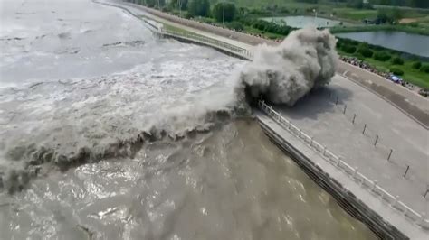 Tidal bores form spectacular river scenes in E China - CGTN