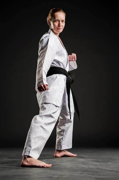 Colpo completo della donna di karate in forma | Foto Gratis