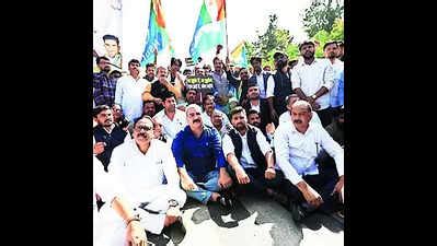 Congress: Rajasthan Congress workers protest against freezing of party ...