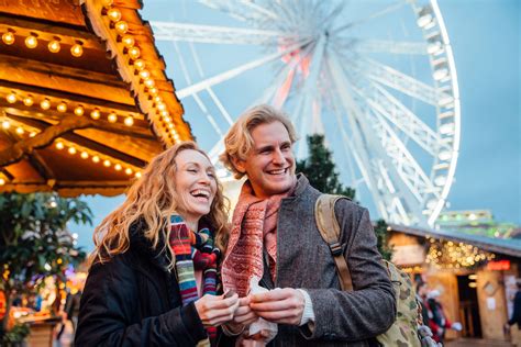 25 Cute, Romantic Christmas Date Ideas For Couples