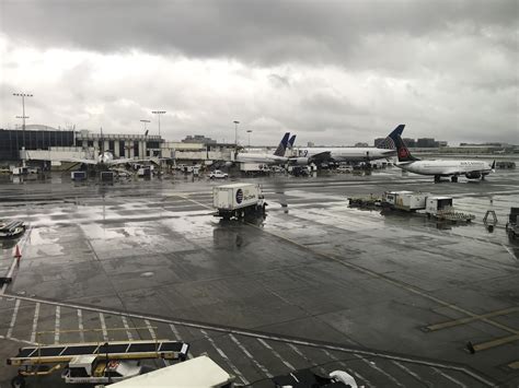 Alaska Lounge LAX Priority Pass Review - Points with a Crew