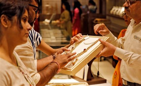 Gold कितना गिरेगा औऱ क्या ये सोना खरीदने का सही समय है, जानिए 10 अहम ...