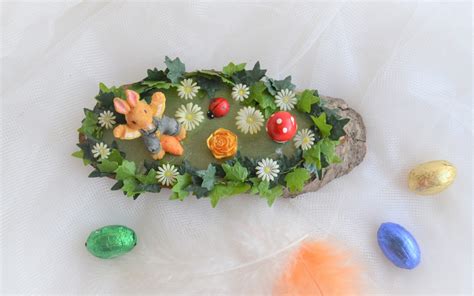 Tischdeko Baumscheibe mit Osterdeko (4) Hase auf Karotte