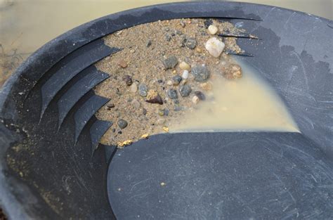 Choosing The Right Gold Pan: Avoid 3 Beginner Mistakes That Cost Gold | 2026