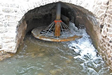 上百年历史的水磨坊把水提升到2米多高