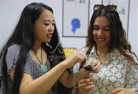 河北秦皇岛：外国留学生做月饼 感受中国传统文化-人民图片网
