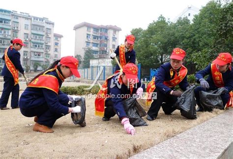 安徽铜陵：青年志愿者服务社区迎新春-人民图片网