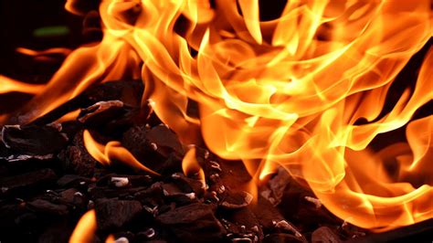 在铸铁炉中，火在燃烧。炉子旁边有木头。照片摄影图片_ID:304543525-Veer图库