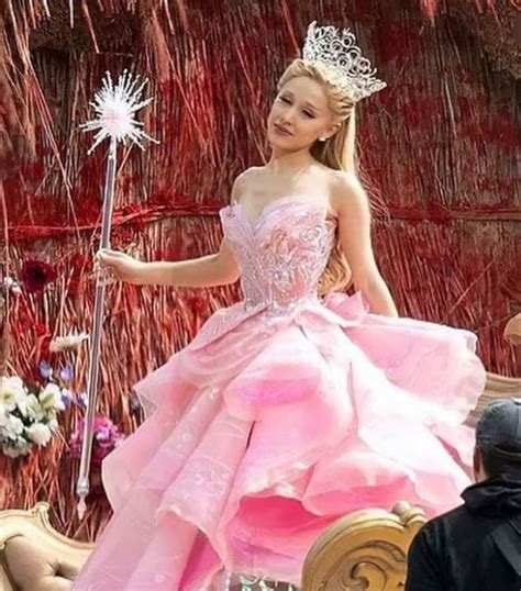 ariana grande as glinda wicked | Ariana grande, Foto