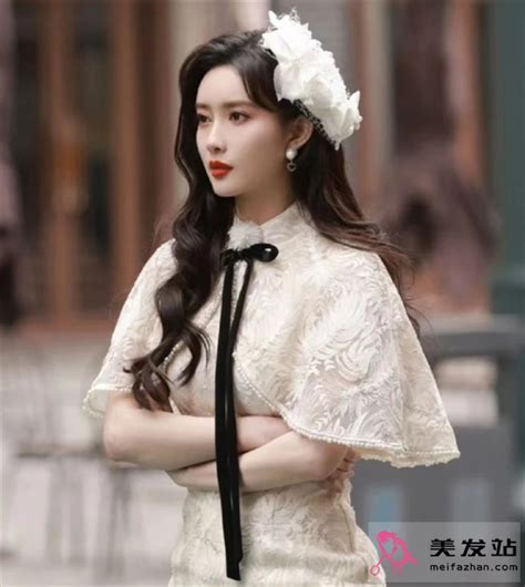 穿礼物配什么发型最新素材