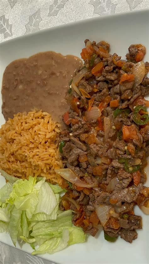 Bistec de res a la Mexicana con arroz frijoles y lechuga