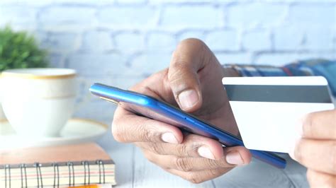 Man Using Phone Side View 的图像结果