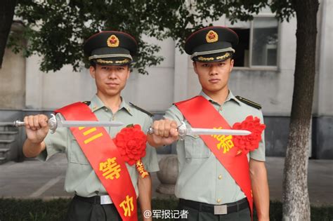 南京政治学院为毕业生发“军魂剑”和军人身份牌-搜狐福建