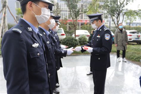 抗疫一线党旗红！眉山丹棱四名辅警宣读入党誓词_地方新闻_中国青年网