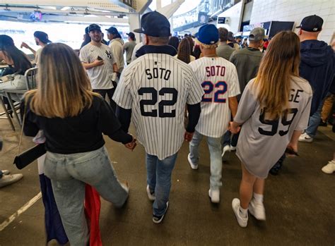 Subway Series: Yankees' Bleacher Creatures send a message to Mets' Juan ...