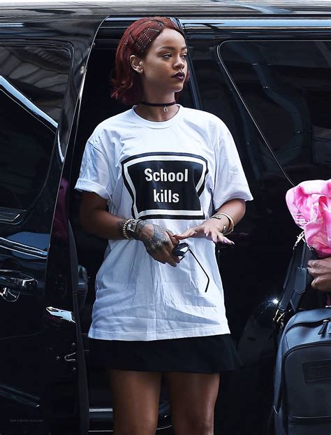 Rihanna in #HyeinSeo "School Kills" tee: May 2015 | ショートパンツ, ヘアスタイル