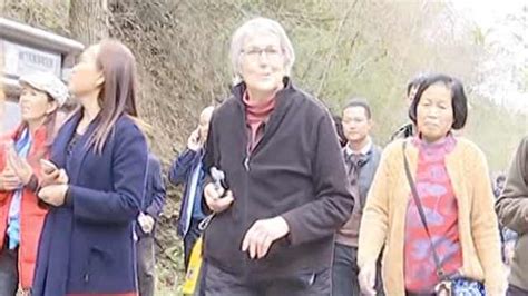 多名大妈高铁唱歌最新素材