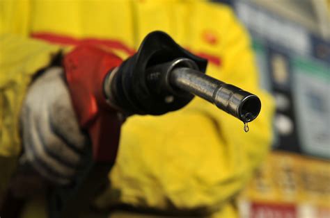国内油价4连涨：私家车加满一箱油将多花6.5元